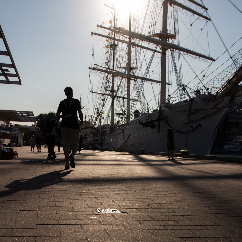 spacer fotograficzny szlakiem legendy morkskiej w Gdyni dar pomorza w tle